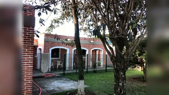 Fachada da casa de hóspedes, outro ângulo