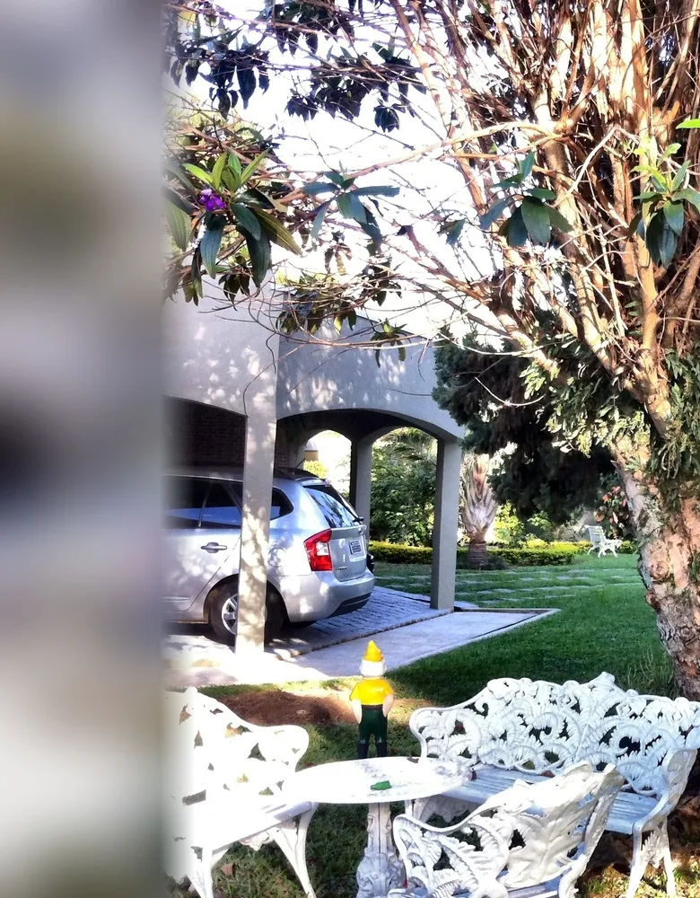 Garagem coberta com veículo estacionado