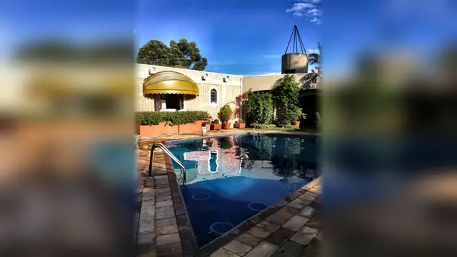 Vista da piscina ao amanhecer