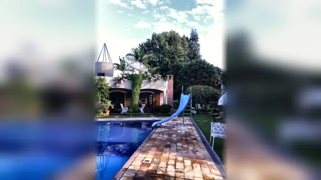 Área da piscina com escorregador